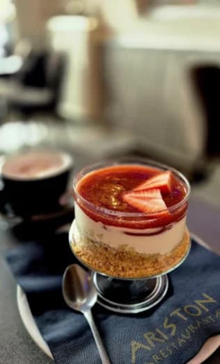 Hausgemachter griechischer Cheesecake mit fruchtiger Beerensoße im Ariston Rerik