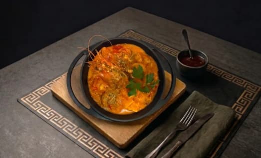 Frische Meeresfrüchte in pikanter Tomatensoße im Ariston Rerik