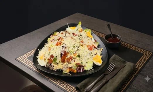 Frischer griechischer Salatteller mit Schafskäse, Tomaten, Gurken und Oliven im Ariston Rerik